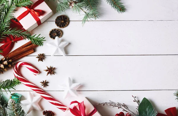 Prachtige Kerstcompositie Witte Achtergrond Met Gouden Kerstgeschenkdozen Besneeuwde Dennentakken Naaldkegels — Stockfoto