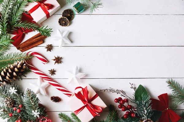 Όμορφη Χριστουγεννιάτικη Σύνθεση Λευκό Φόντο Χρυσά Χριστουγεννιάτικα Κουτιά Δώρων Χιονισμένα — Φωτογραφία Αρχείου