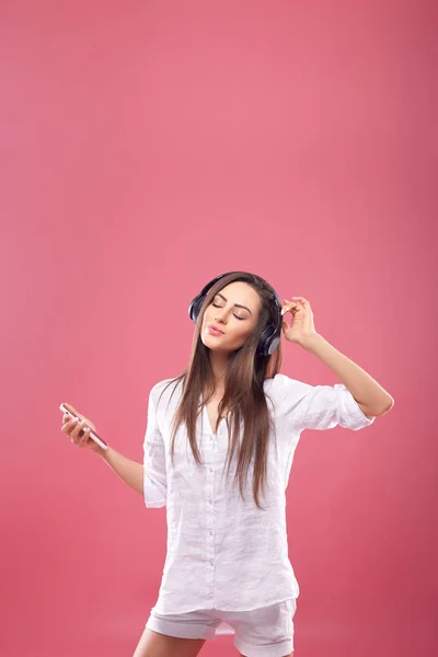 Schöne Junge Frau Mit Drahtlosen Kopfhörern Die Handy Musik Hört — Stockfoto