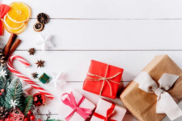 Hermosa Composición Navideña Sobre Fondo Blanco Con Cajas Regalo Navidad —  Fotos de Stock