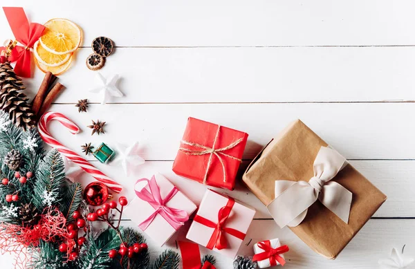 Hermosa Composición Navideña Sobre Fondo Blanco Con Cajas Regalo Navidad —  Fotos de Stock