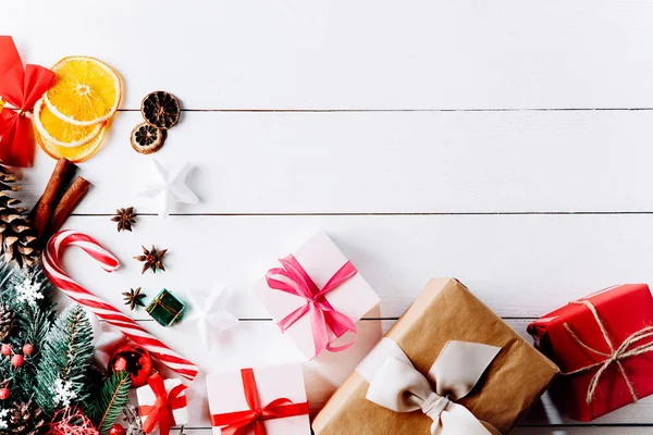 Prachtige Kerstcompositie Witte Achtergrond Met Gouden Kerstcadeaus Besneeuwde Dennentakken Naaldkegels — Stockfoto