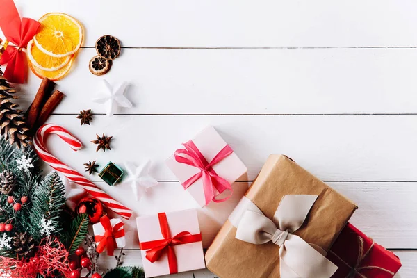 Hermosa Composición Navideña Sobre Fondo Blanco Con Cajas Regalo Navidad —  Fotos de Stock