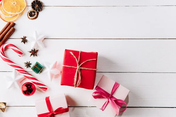 Hermosa Composición Navideña Sobre Fondo Blanco Madera Con Cajas Regalo —  Fotos de Stock