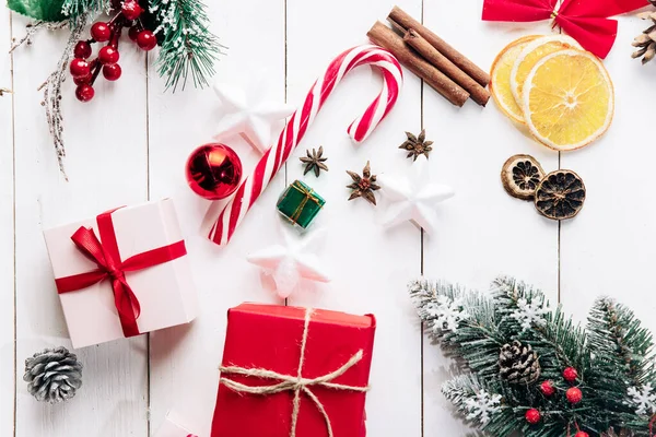 Hermosa Composición Navideña Sobre Fondo Blanco Madera Con Cajas Regalo —  Fotos de Stock