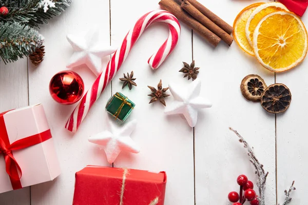 Hermosa Composición Navideña Sobre Fondo Blanco Madera Con Cajas Regalo —  Fotos de Stock