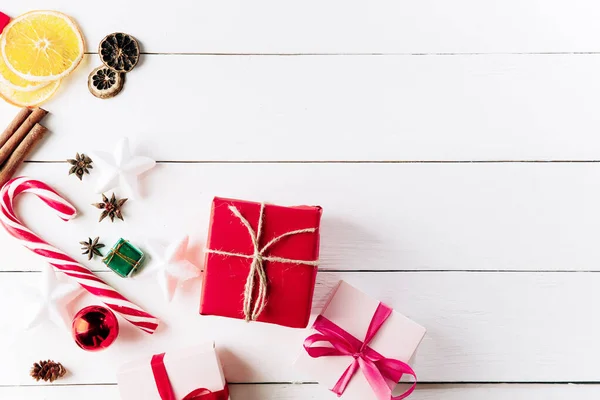 Hermosa Composición Navideña Sobre Fondo Blanco Madera Con Cajas Regalo —  Fotos de Stock