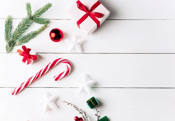 Hermosa Composición Navideña Sobre Fondo Blanco Madera Con Cajas Regalo —  Fotos de Stock