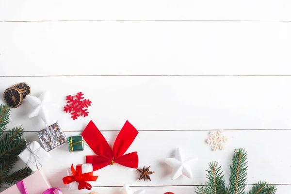 Όμορφη Χριστουγεννιάτικη Σύνθεση Ξύλινο Λευκό Φόντο Χριστουγεννιάτικα Κουτιά Δώρων Χιονισμένα — Φωτογραφία Αρχείου