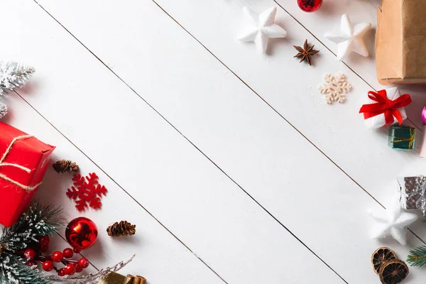 Hermosa Composición Navideña Sobre Fondo Blanco Madera Con Cajas Regalo —  Fotos de Stock