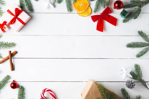 Prachtige Kerstcompositie Houten Witte Achtergrond Met Kerstcadeaudozen Besneeuwde Dennentakken Naaldbomen — Stockfoto