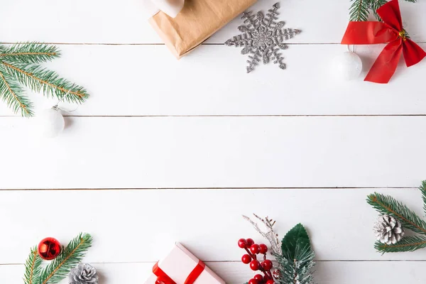 Prachtige Kerstcompositie Houten Witte Achtergrond Met Kerstcadeaudozen Besneeuwde Dennentakken Naaldbomen — Stockfoto