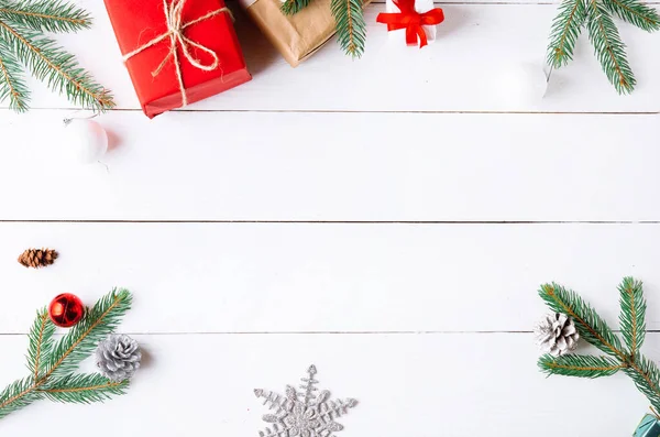 Prachtige Kerstcompositie Houten Witte Achtergrond Met Kerstcadeaudozen Besneeuwde Dennentakken Naaldbomen — Stockfoto