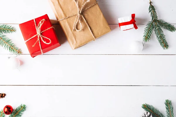 Όμορφη Χριστουγεννιάτικη Σύνθεση Ξύλινο Λευκό Φόντο Χριστουγεννιάτικα Κουτιά Δώρων Χιονισμένα — Φωτογραφία Αρχείου