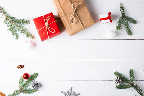 Prachtige Kerstcompositie Houten Witte Achtergrond Met Kerstcadeaudozen Besneeuwde Dennentakken Naaldbomen — Stockfoto