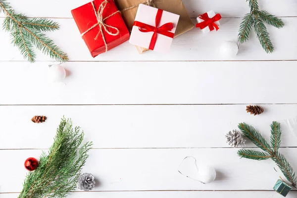 Prachtige Kerstcompositie Houten Witte Achtergrond Met Kerstcadeaudozen Besneeuwde Dennentakken Naaldbomen — Stockfoto