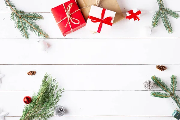 Hermosa Composición Navideña Sobre Fondo Blanco Madera Con Cajas Regalo —  Fotos de Stock