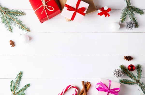 Hermosa Composición Navideña Sobre Fondo Blanco Madera Con Cajas Regalo —  Fotos de Stock