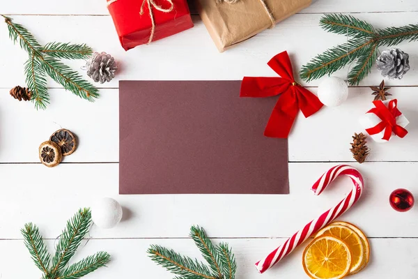Hermosa Composición Navidad Sobre Fondo Blanco Madera Tarjeta Vacía Con —  Fotos de Stock