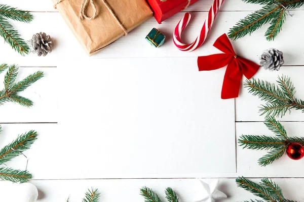 Prachtige Kerstcompositie Houten Witte Achtergrond Lege Kaart Met Kerstkadootjes Besneeuwde — Stockfoto