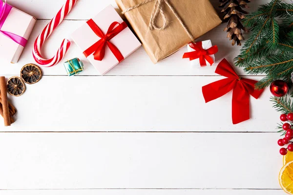 Hermosa Composición Navideña Sobre Fondo Blanco Madera Cajas Regalo Navidad —  Fotos de Stock