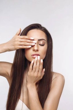 Temiz ciltli güzel bir genç kadın. Portre 'yi kapat. Moda mankeni kız yüzü. Mükemmel Cilt. Profesyonel makyajla. Cildinde parlak parlak bir leke, seksi parlak dudaklar. Mükemmel manikür..