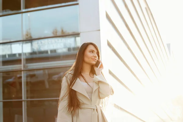 Femme Affaires Avec Téléphone Près Bureau Portrait Belle Femme Souriante — Photo