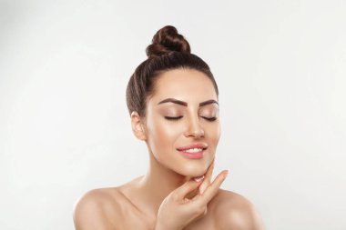 Güzel Kadın Cilt Bakımı. Çekici Genç Kadın Uygulama Kremi Kozmetik 'in Portresi. Doğal makyajı ve taze derisi olan gülümseyen güzel kızın yakın çekimi. Kozmetoloji. Dermatoloji. Spa.