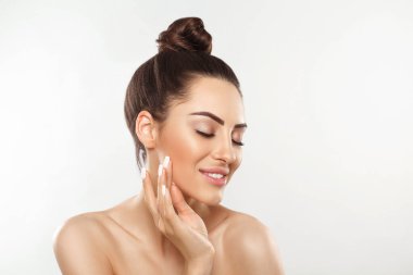 Güzellik ve Spa Konsepti. Temiz Taze Cilt Dokunuşlu Güzel Genç Kadın. Yüz bakımı. Doğal makyajlı bir kız. Kozmetik. Cilt Bakımı