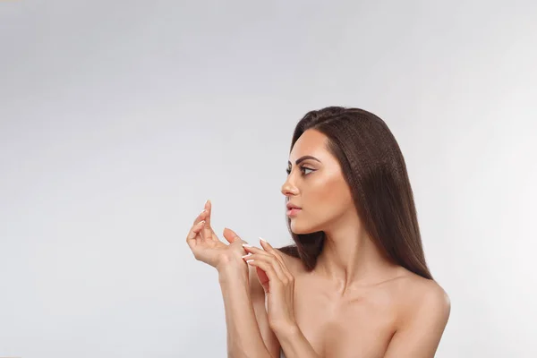 Hermosa Mujer Con Maquillaje Naturaleza Retrato Belleza Cara Femenina Con — Foto de Stock