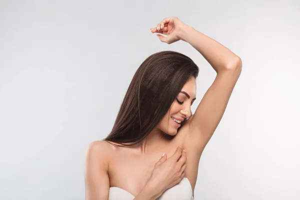 Armpit Epilering Lacer Hårborttagning Ung Kvinna Håller Upp Armarna Och — Stockfoto