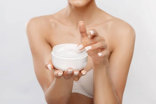 Produto Cuidados Com Pele Closeup Mãos Mulher Segurando Creme Facial — Fotografia de Stock