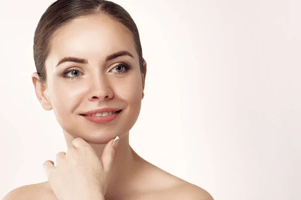 Mooie Jonge Vrouw Met Schone Frisse Huid Touch Eigen Gezicht — Stockfoto