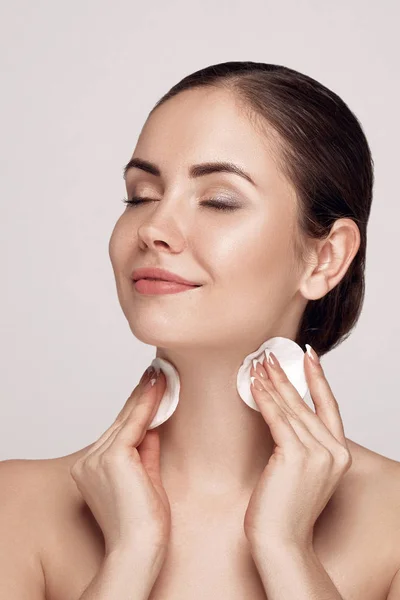 Beauty Portrait Cheerful Young Topless Woman Removing Face Make Cotton — Stock Photo, Image