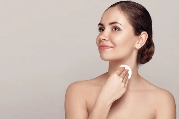 Bella Giovane Donna Sorridente Con Batuffoli Cotone Puliti Trattamento Viso — Foto Stock