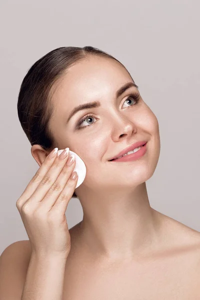 Tisztító Arc Fehér Pad Gyönyörű Lány Eltávolítása Smink Fehér Kozmetikai — Stock Fotó