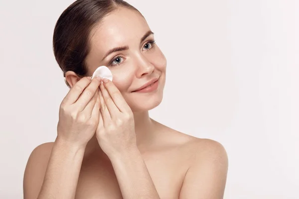 Cara Limpieza Mujer Con Almohadilla Blanca Hermosa Chica Quitando Maquillaje —  Fotos de Stock
