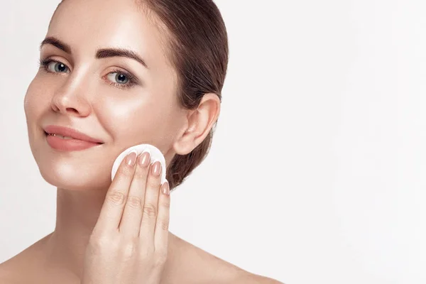 Woman Cleaning Face White Pad Beautiful Girl Removing Makeup White — Stock Photo, Image