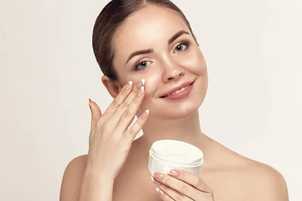 Beautiful Model Applying Cosmetic Cream Treatment Her Face White Background — Stock Photo, Image