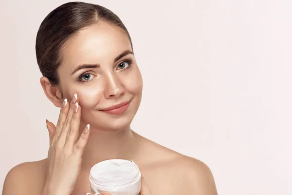 Cuidado Piel Mujer Aplicando Crema Facial Primer Plano Cara Belleza — Foto de Stock