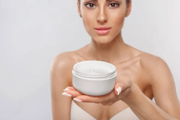 Cuidado Piel Concepto Belleza Mujer Joven Sosteniendo Crema Hidratante Cosmética — Foto de Stock