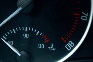 Araç torpido gözünde boş yakıt göstergesi uyarı ışığı