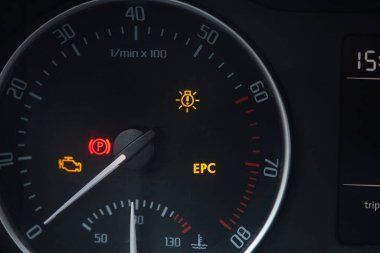 Siyah arkaplanda izole edilmiş teşhis simgeleriyle sıfır devir gösterilen takometre araması