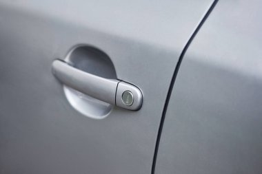 Gümüş otomobil kapı kolu