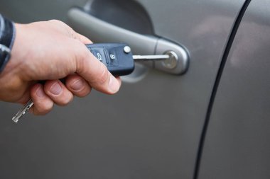 Araba anahtarı olan adam. Araba kapısını açma.