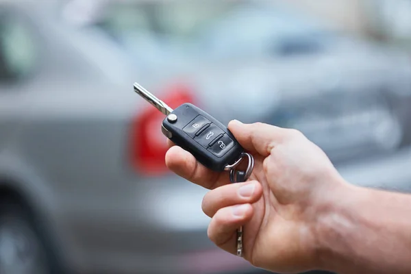 Hombre Negocios Mano Sosteniendo Las Llaves Del Coche Delante Con —  Fotos de Stock