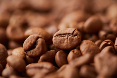 Kavrulmuş kahve çekirdekleri yakın. Espresso koyu, aroma, siyah kafein içeceği.