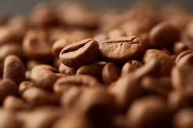 Kavrulmuş kahve çekirdekleri yakın. Espresso koyu, aroma, siyah kafein içeceği.