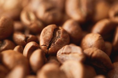 Kavrulmuş kahve çekirdekleri yakın. Espresso koyu, aroma, siyah kafein içeceği.