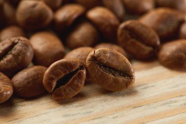 Kahveler ahşap arka planda.